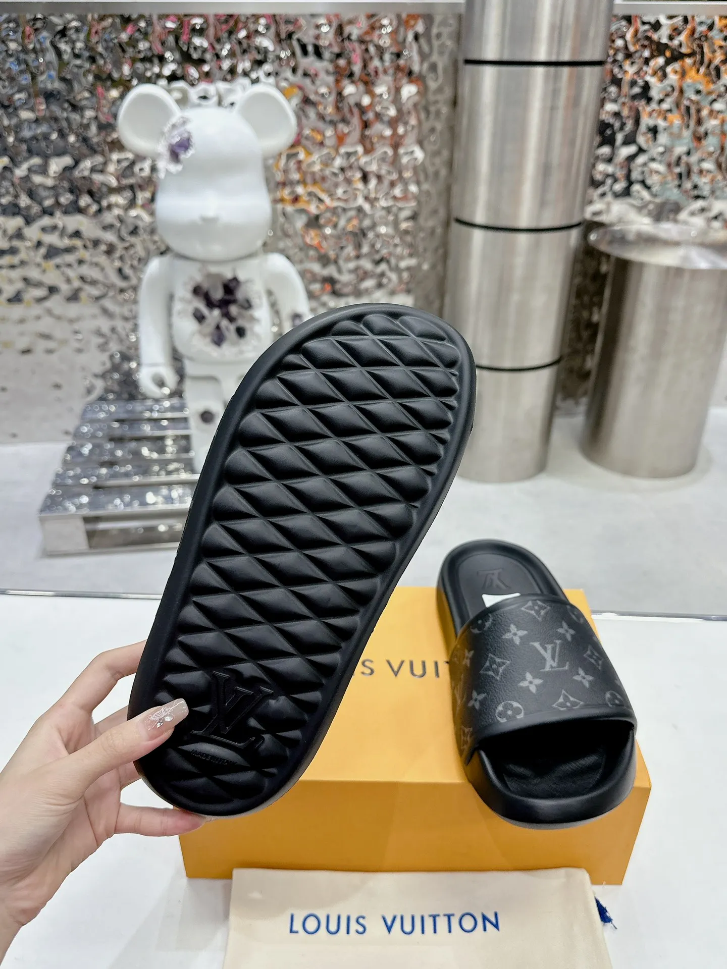 [L Home] P: 300💰 ▪️Shoe size: Women's 35-40 Men's 38-46▪️Packaging: Counter top quality~original packaging 𝟐𝟎𝟐3 New embossed slippers at Louis Vuitton counters, lv monogram embossed slippers, Waterfront sandals are back, the upper buckle is embossed with lv's iconic Monogram pattern. Made of waterproof rubber with a comfortable and resilient insole. The lightweight, flexible outsole is embossed with the Louis Vuitton logo. ▪️Fabric: Original molded rubber foam surface ▪️Technology: embossed logo ▪️Sole: Original molded rubber foam outsole ▪️Sole thickness: 3CM.